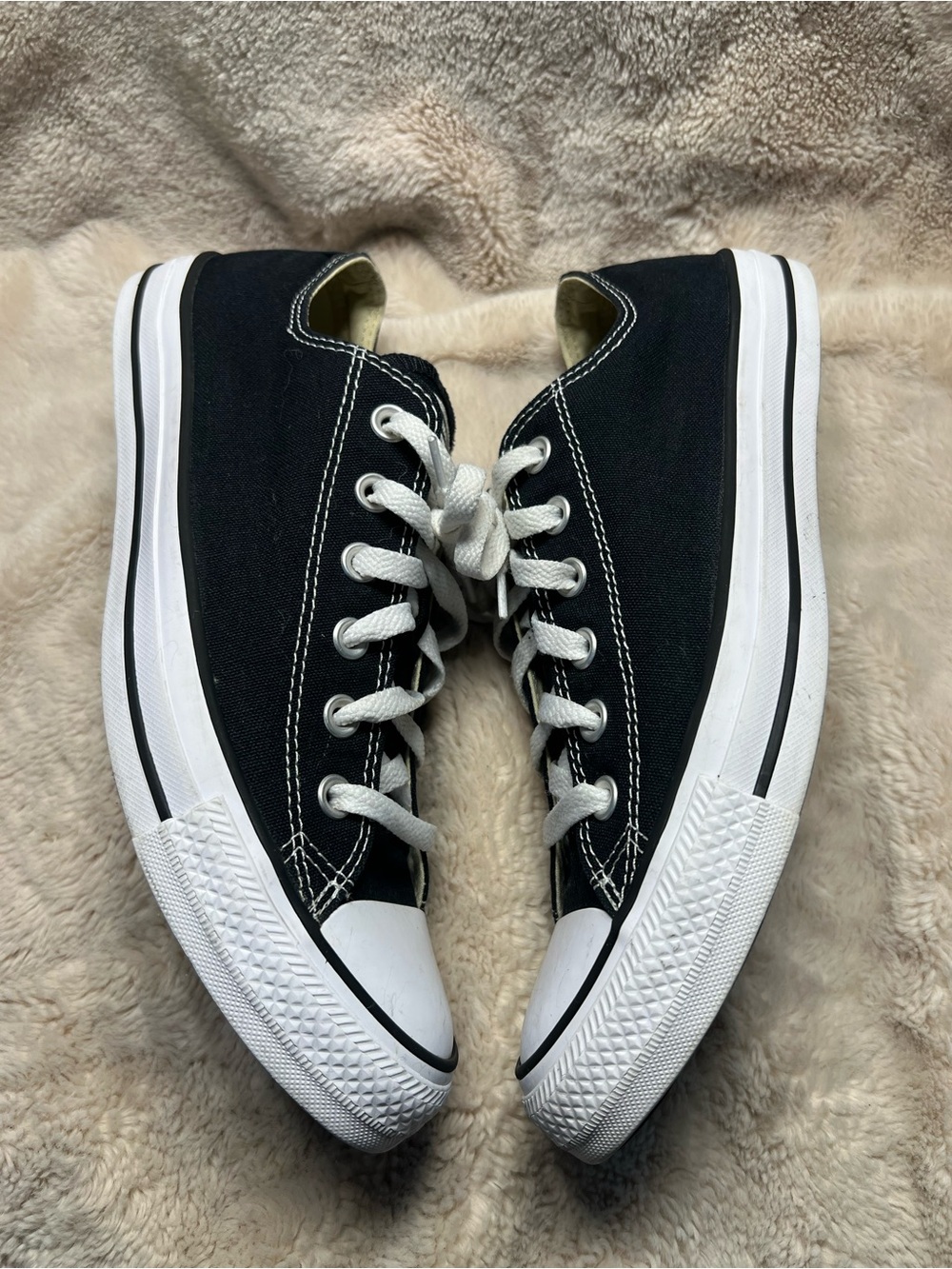 Converse women’s size 10, or men’s size 8 - Picture 4 of 6